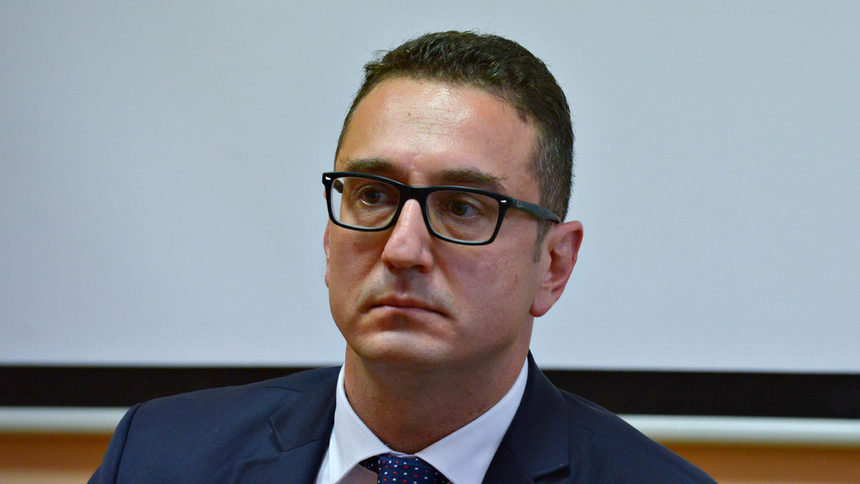 Бившият шеф на агенцията за инвестиции отрича да е освободен заради „златните паспорти“