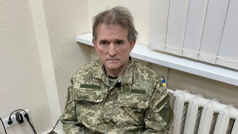 Русия предупреди Украйна да „внимава“, след като залови прокремълски политик