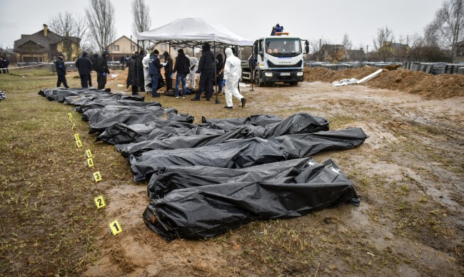 Масови гробове близо до Мариупол, прикрива ли Русия клането на цивилни?