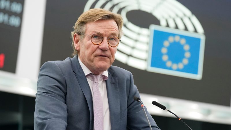 Европейският парламент критикува Комисията за поскъпването на заемите