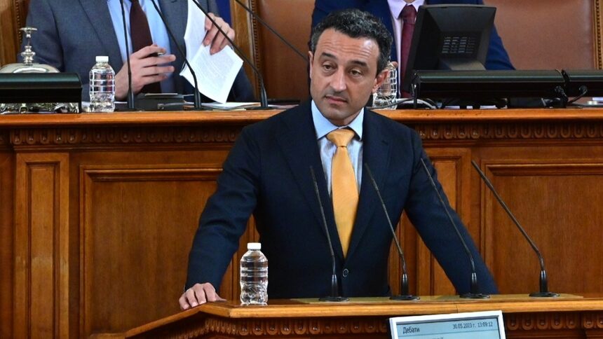 „Продължаваме промяната – Демократична България“ нарече президента разединител и призова за правителство