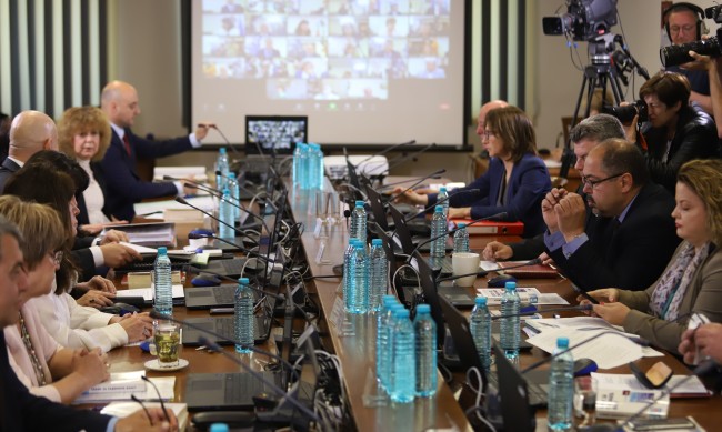 След шока: ВСС обяви почивка, търси справки в учебниците какво да прави