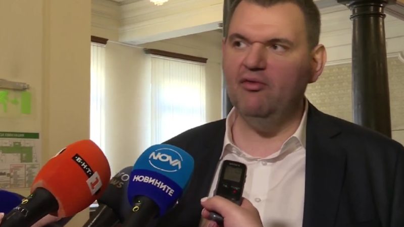 Пеевски излиза от конституционната комисия