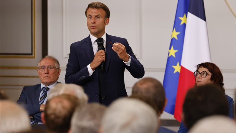 Сравниха Макрон с Путин, защото иска да ограничи достъпа до социалните медии