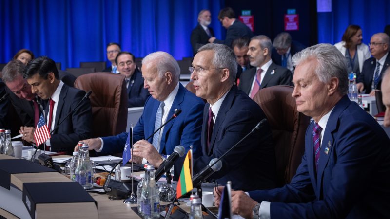 НАТО не даде път към членство на Украйна