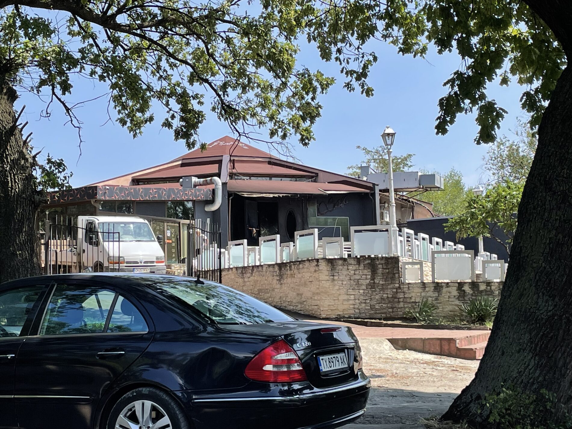 ПОДПАЛИХА ДИСКОТЕКАТА „САКС“ В ГРАДСКАТА ГРАДИНА НА СЛИВЕН