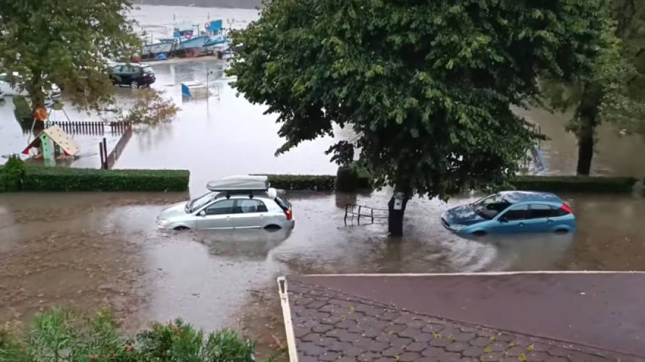 Порой и потоп на морето: Под вода са улици и хотели в Царево