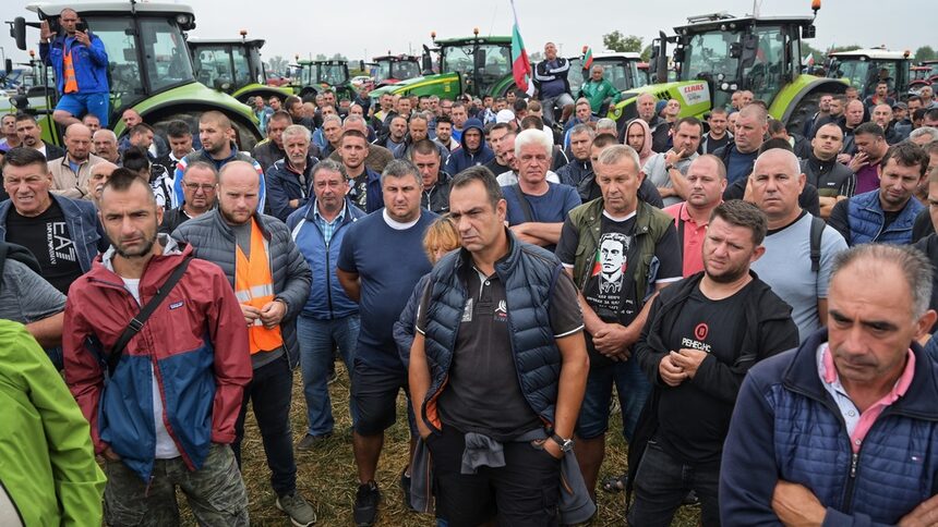 Протестиращите изгониха Костадин Костадинов, очакват министъра на земеделието