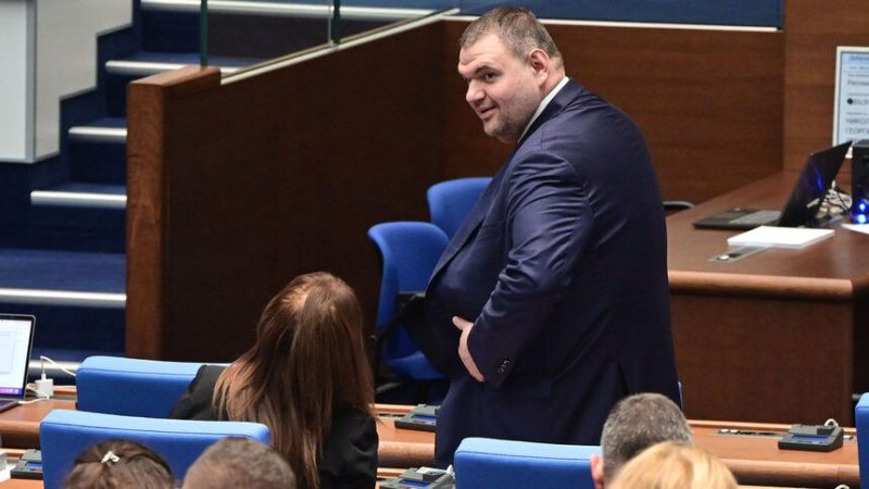 Пеевски и Борисов продължават да бойкотират правителството заради „Лукойл“