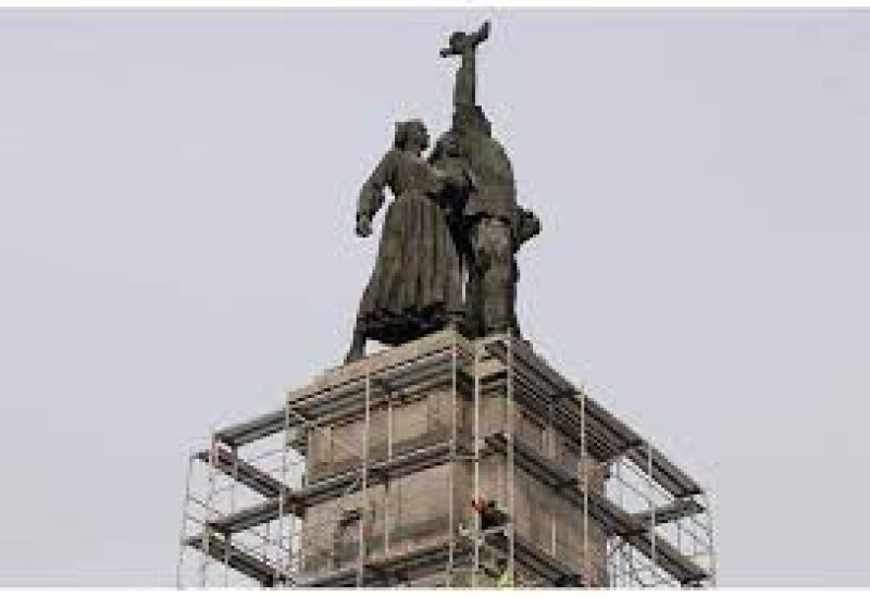 Демонтирането на последната фигура от Паметника на съветската армия