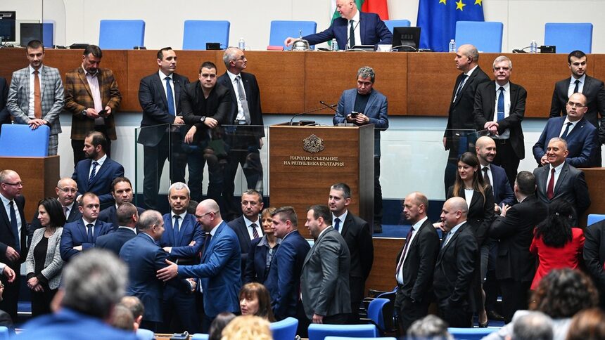 БСП, „Възраждане“ и „Има такъв народ“ провалиха работата на Народното събрание