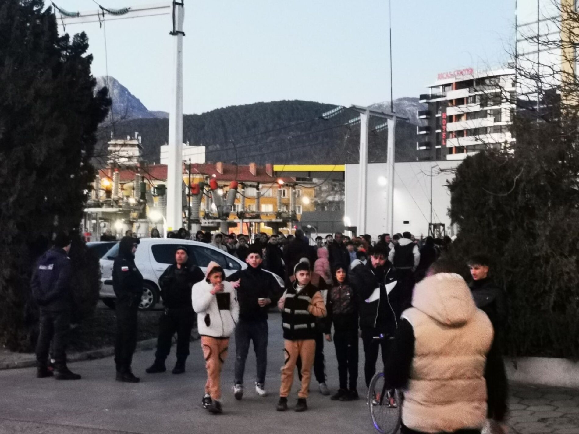 ЖИТЕЛИ НА КВ. „НАДЕЖДА“ ПРОТЕСТИРАХА ПРЕД ЕНЕРГОТО В СЛИВЕН