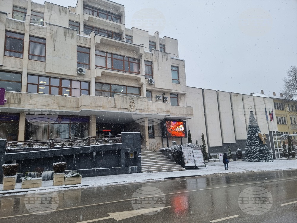 Община Велико Търново осигурява топъл чай в мразовитите утрини през следващите два дни в шатра в центъра на града