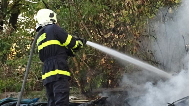 Запали се склад за хранителни стоки в Слънчев бряг, персоналът е евакуиран