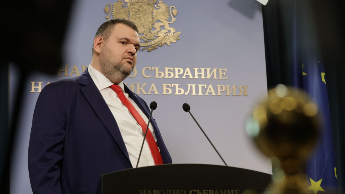 Пеевски призова Радев да подпише указа за освобождаването на външния министър