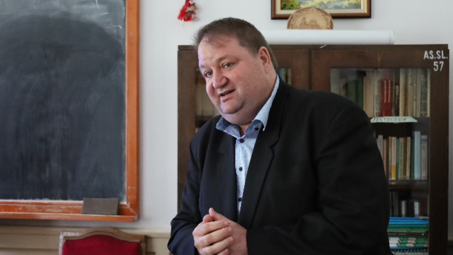 Доц. Владислав Миланов: Учебниците по български език са написани свръхакадемично