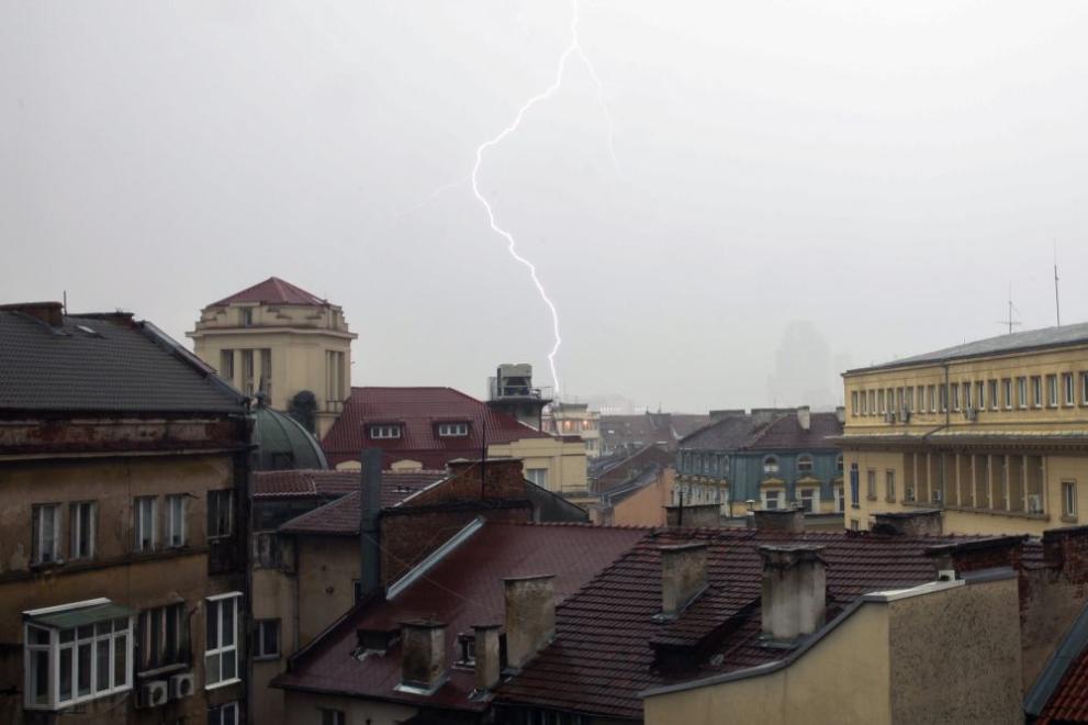 София след гръмотевичната буря: Наводнени подлези, паднала мълния и блокирано движение