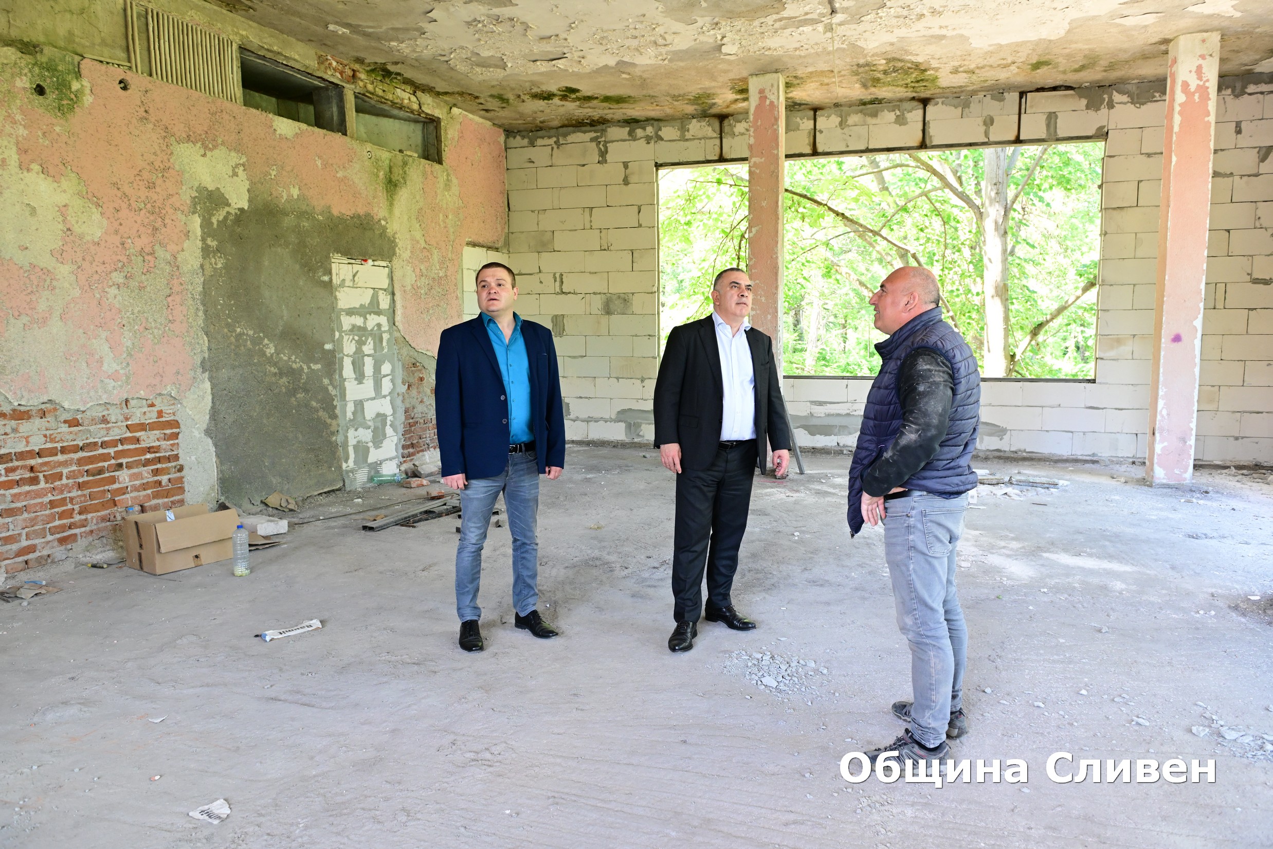 ПРОДЪЛЖАВА РЕМОНТЪТ НА ПОКРИВА НА СГРАДАТА НА МИНЕРАЛНИТЕ БАНИ