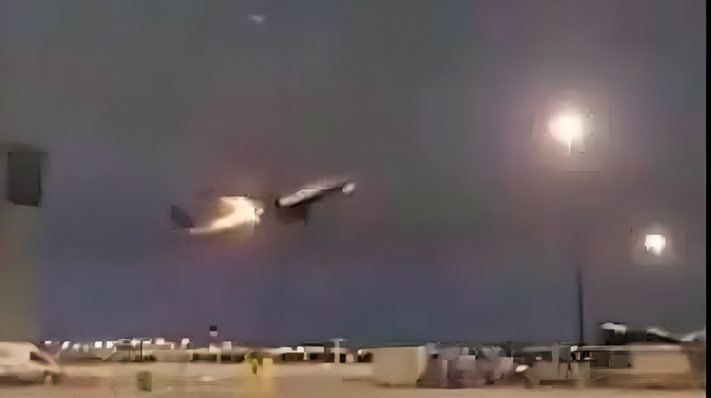 Boeing с 389 пътници на борда се запали във въздуха