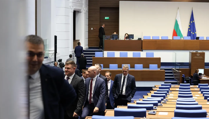 „Маркет ЛИНКС: Слави Трифонов изпада от парламента, БСП е на ръба