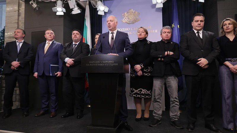 Бюджетна блокада: Замразяват заплати и пенсии след оставката на кабинета